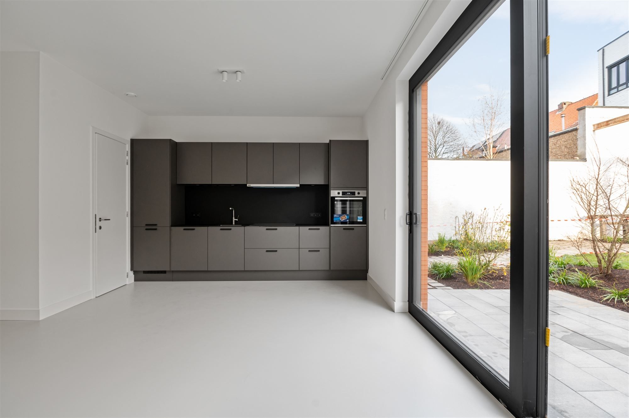 Modern 2 slaapkamer appartement met tuin en terras  foto 3