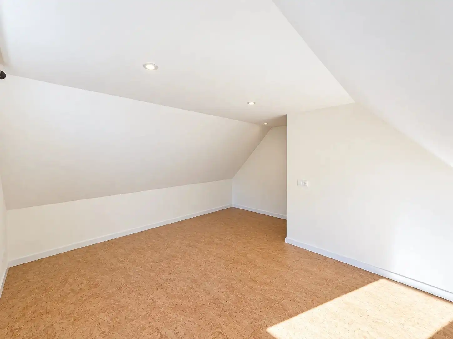 Ruime gerenoveerde woning met 5 slaapkamers, 2 badkamers, garage en grote loods in Lommel. foto 33