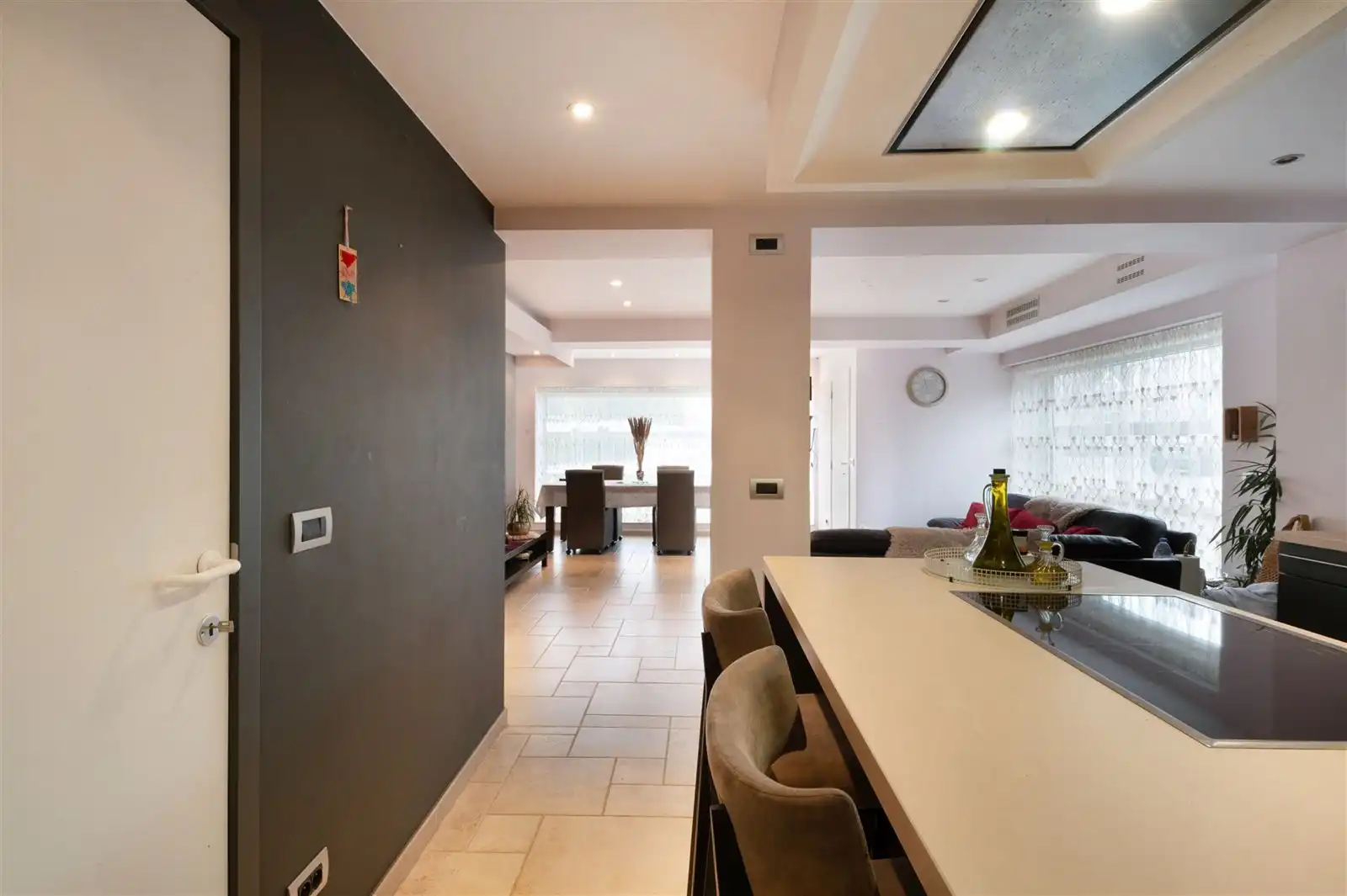 Ruime gerenoveerde gezinswoning zonder tuin foto 6