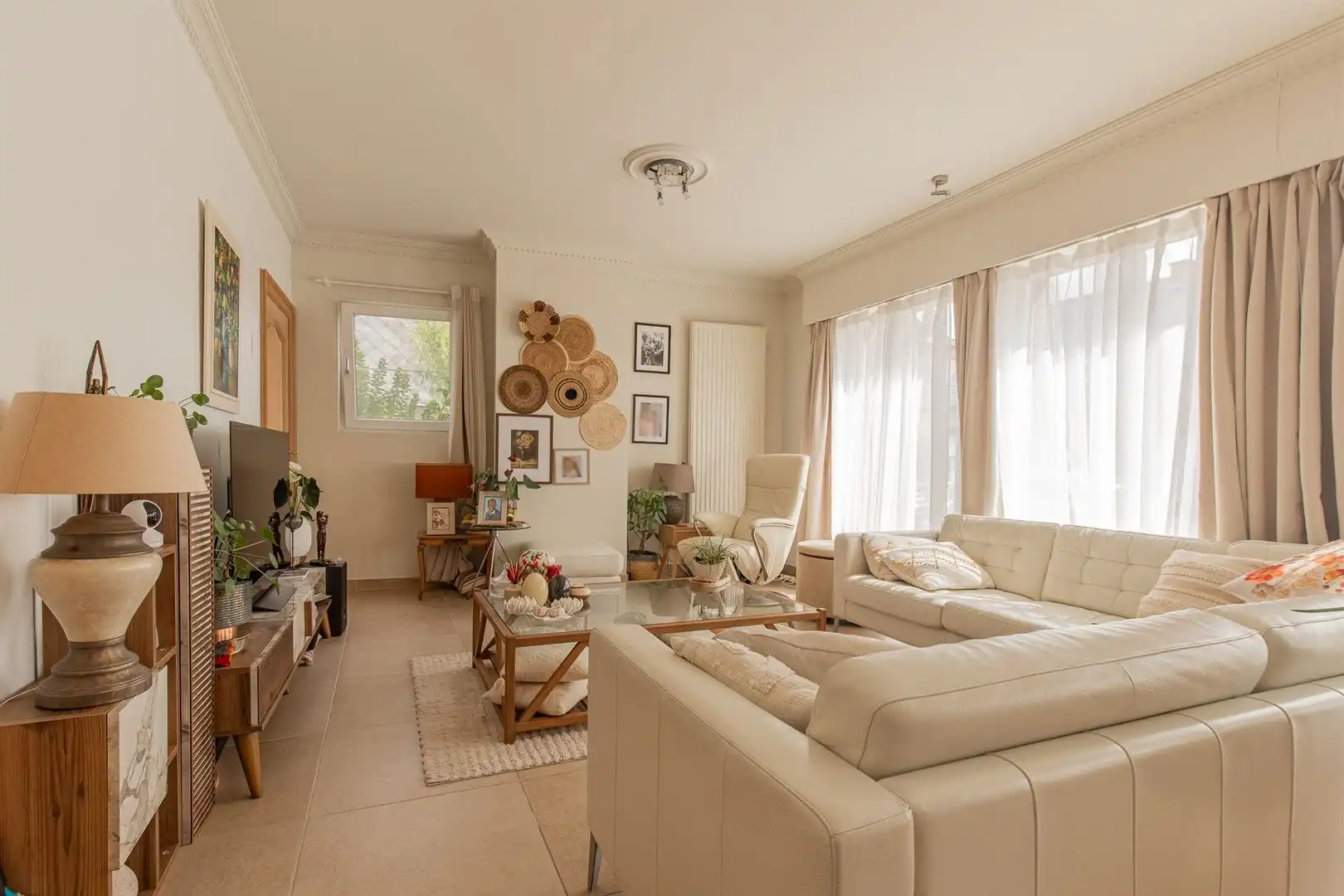Volledig gerenoveerde woning met zwemvijver en ruime garage foto 3