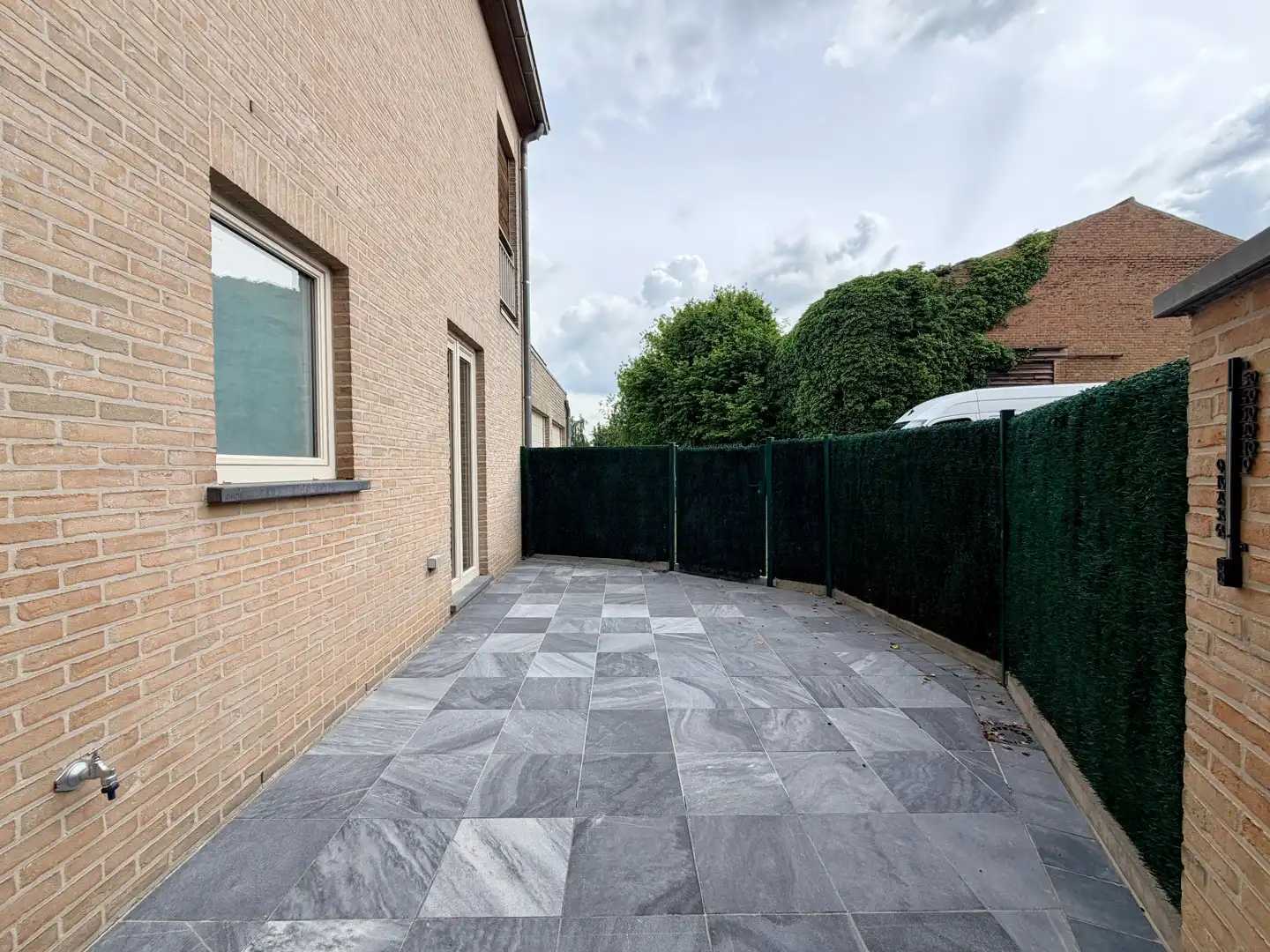 Modern appartement met 2 slaapkamers, terras en garage op centrale ligging te Wakken! foto 8