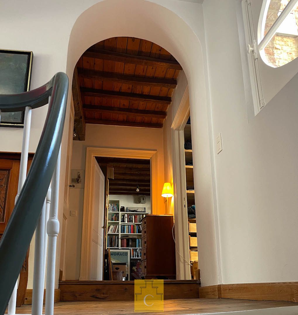 Herenwoning op idyllisch plein aan de Sint-Walburgakerk foto 19