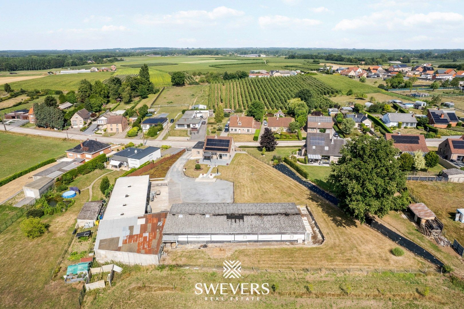 Instapklare gezinswoning met magazijn op ruim perceel foto 32
