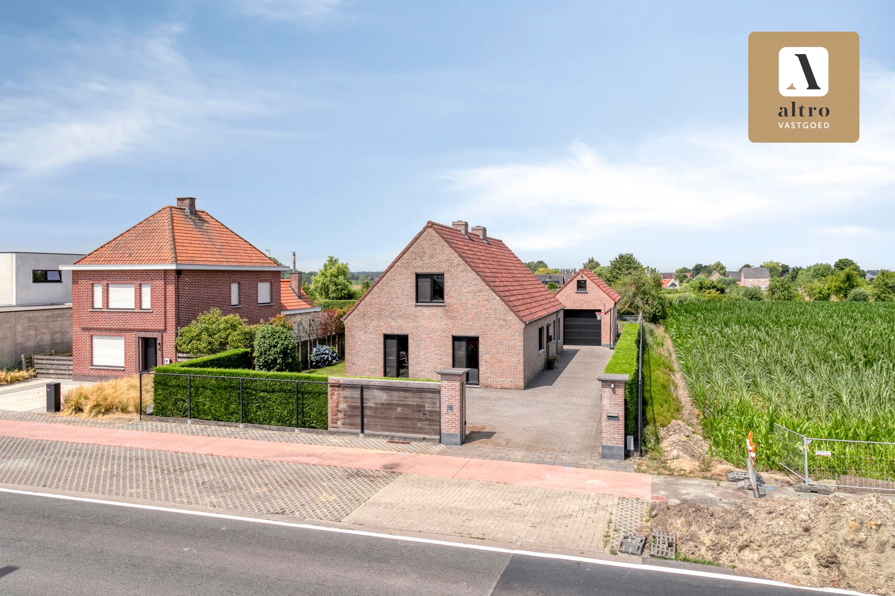 Instapklare open bebouwing met garage en  4 slaapkamers  foto {{pictureIndex}}