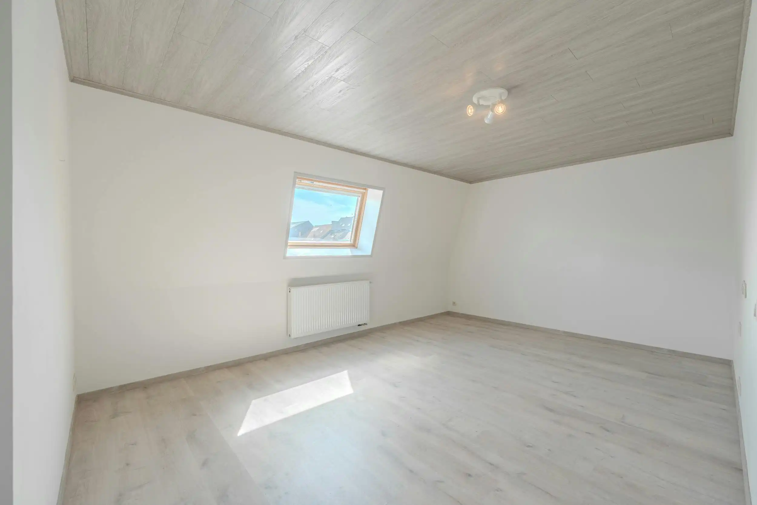 Totaal gerenoveerd huis te koop in hartje Ieper foto 25