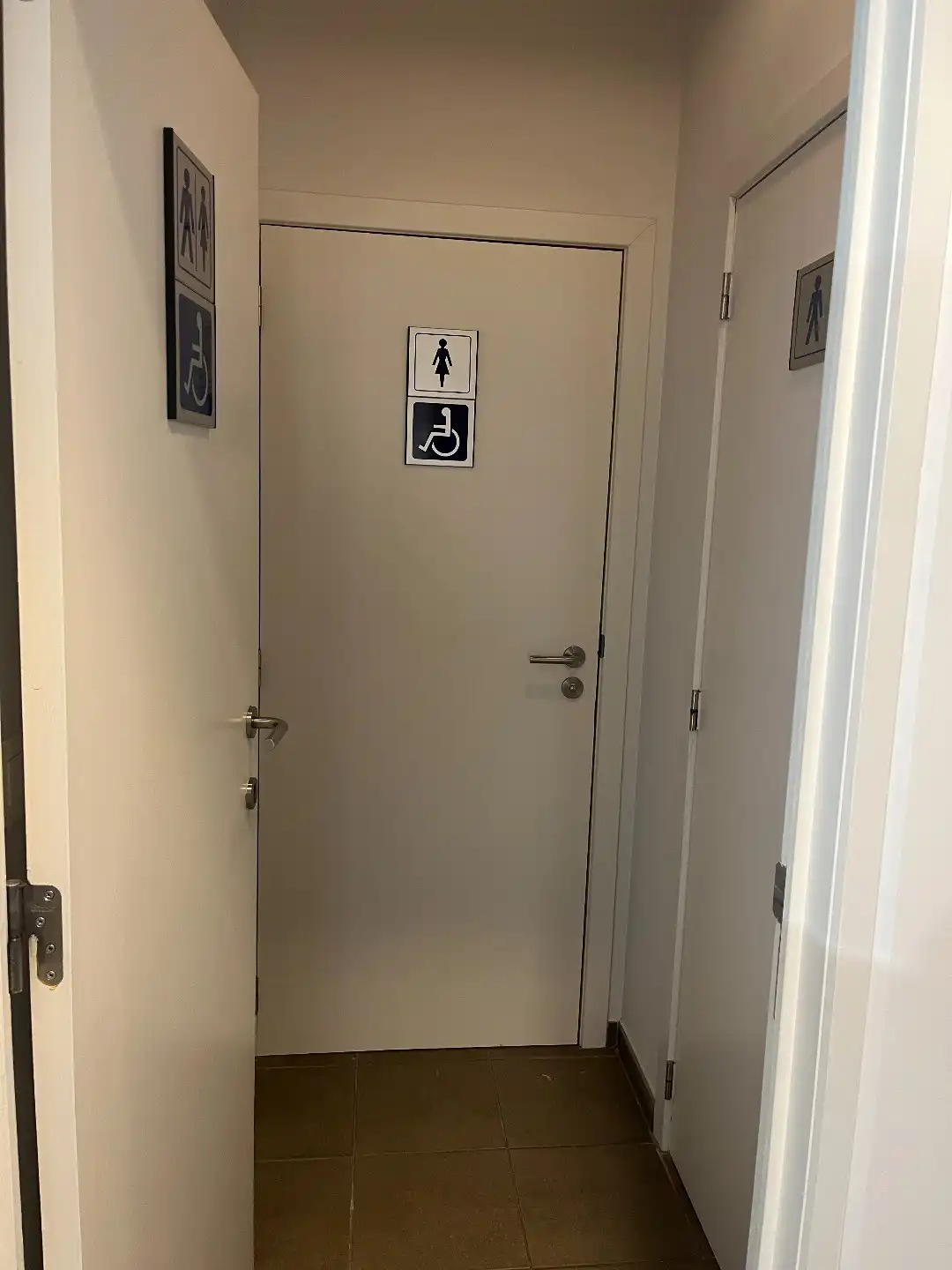 Ruim goed gelegen handelspand centrum Lommel foto 24