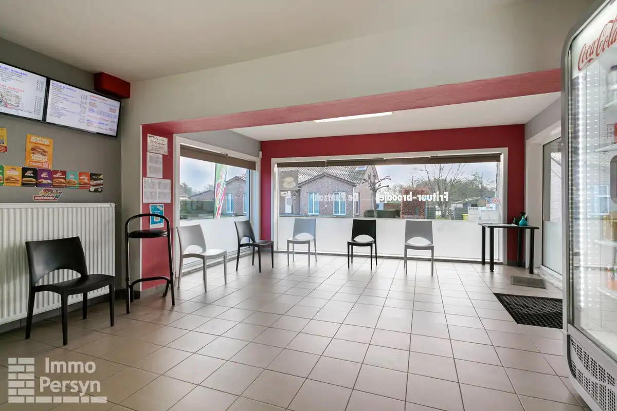 Commercieel pand (inclusief handelsfonds) met instapklaar appartement en achterliggend perceel foto 4