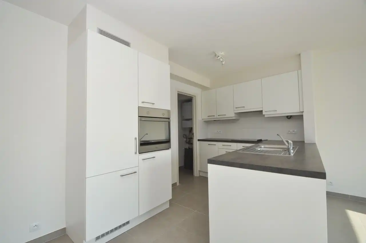 Lichtrijk appartement met twee slaapkamers, centraal gelegen. foto 6