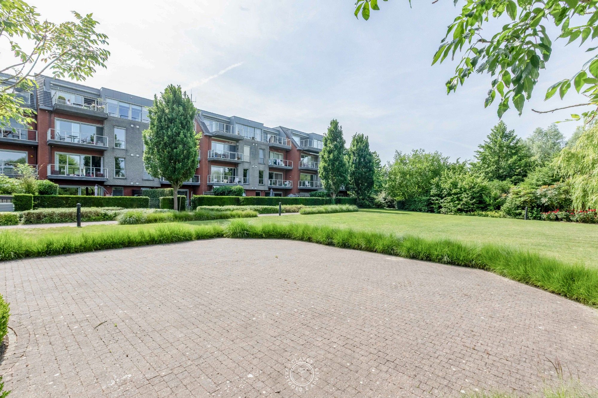 Gelijkvloers appartement met ruim terras en tuintje op een gesloten en groene residentie. foto 18