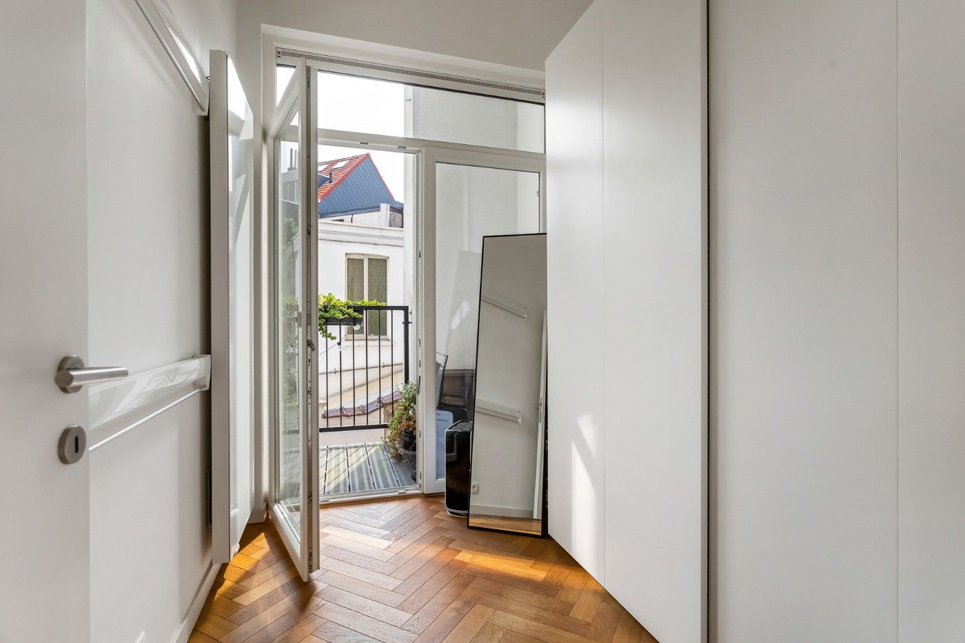 Goed gelegen, mooi gerenoveerd appartement op 1ste verd. met 2 slpk. en balkon foto 16