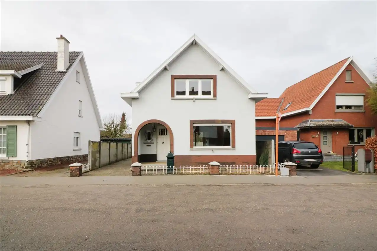 Woning met twee slpk in doodlopende straat  foto {{pictureIndex}}