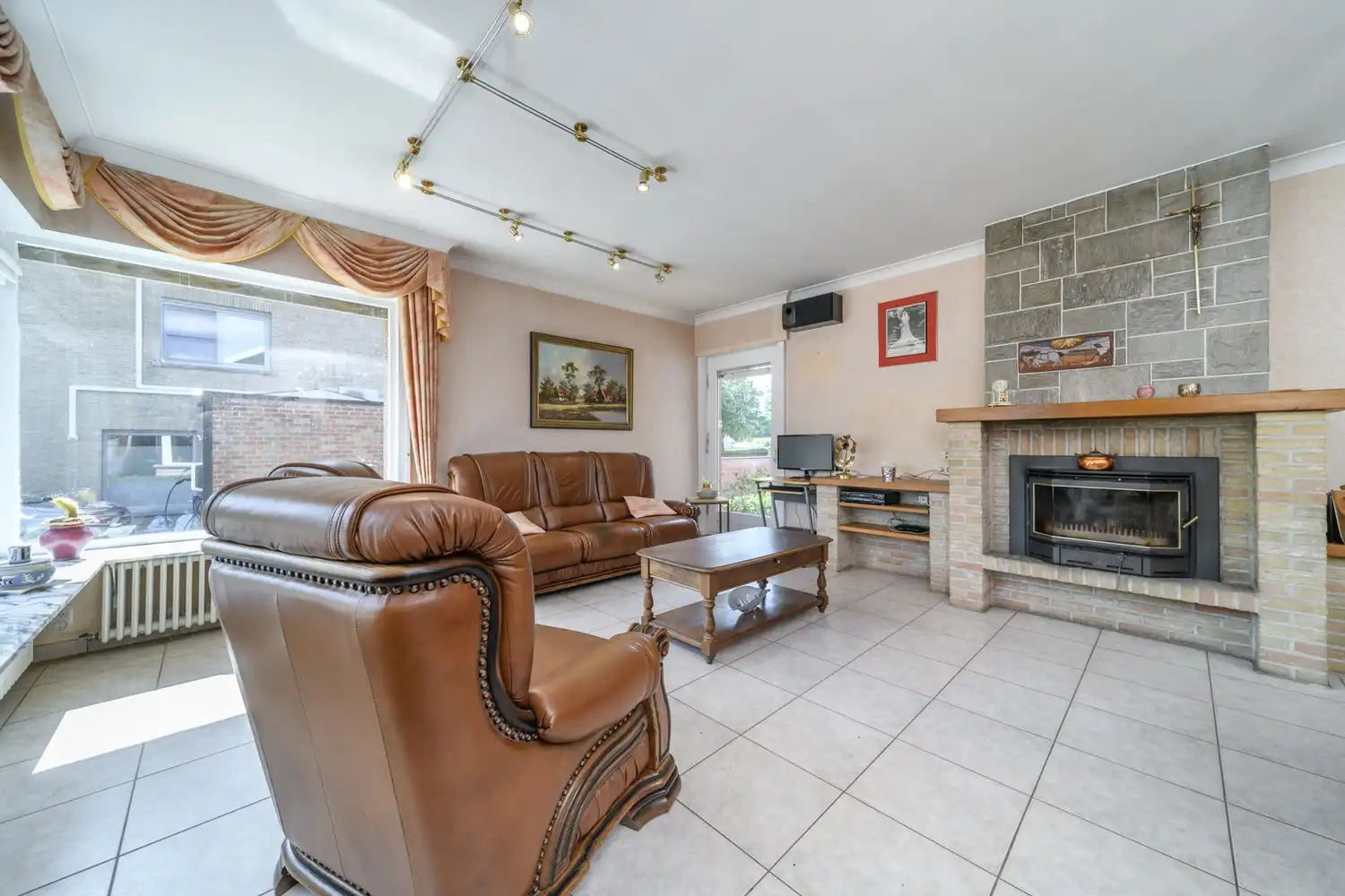 BEVEREN AAN DE IJZER: Zeer degelijke villa-bungalow met alle leefruimtes op het gelijkvloers, ruime garage en tuin op 772m² totale grondopp. foto 3