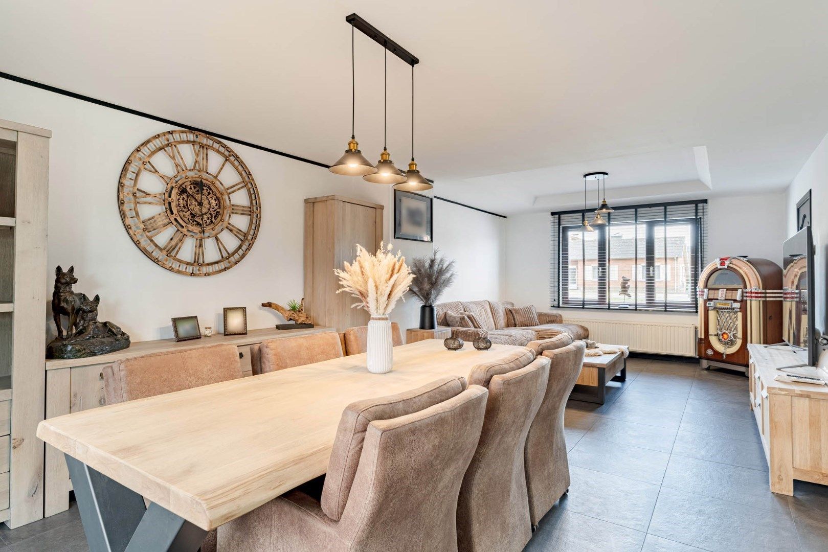 Gerenoveerde, goed onderhouden woning nabij het centrum van Bree mét een grote garage/werkplaats bereikbaar langs de Filterstraat aan de achterzijde van de woni foto 10