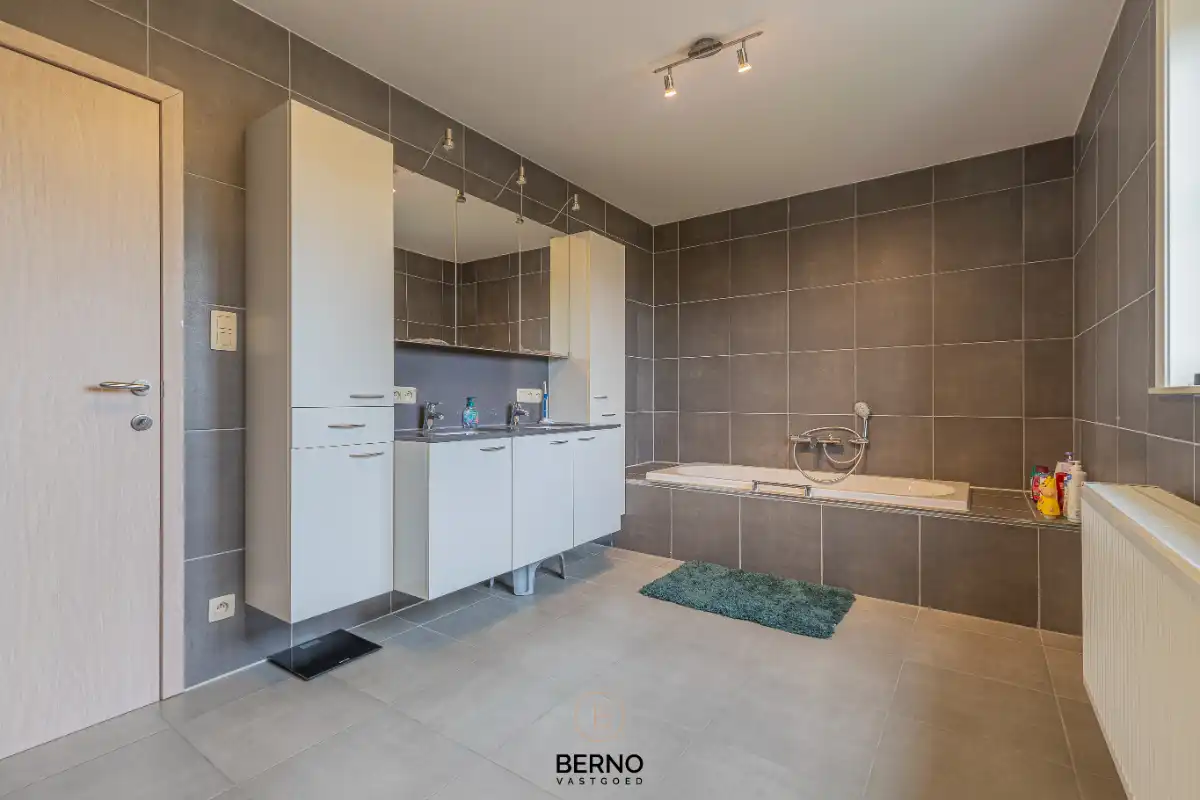 Recente en ruime gezinswoning met zonnige tuin foto 12