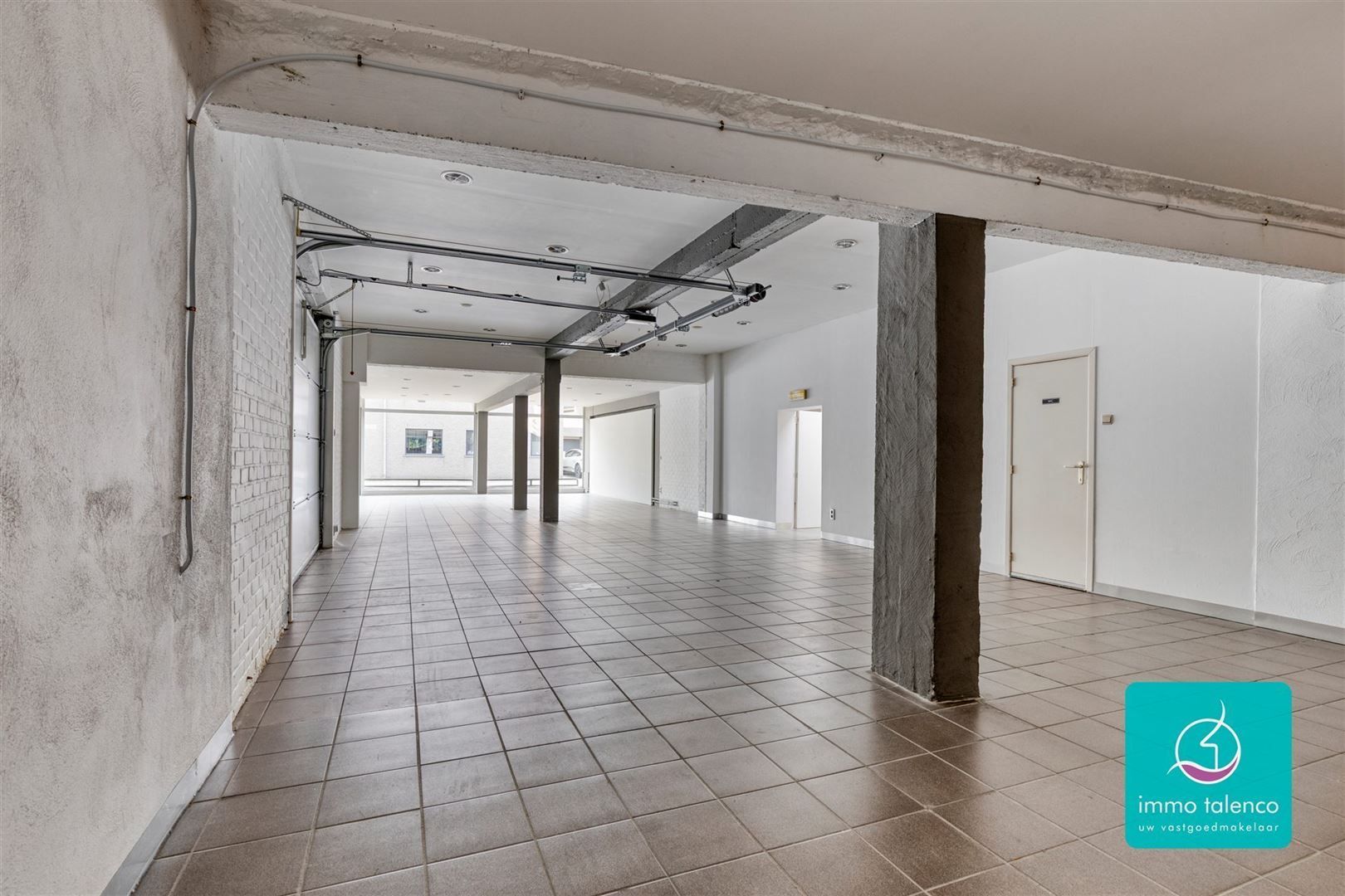 Showroom / loods / kantoorruimte / winkel op 6 a 15 ca - 565 m² foto 14