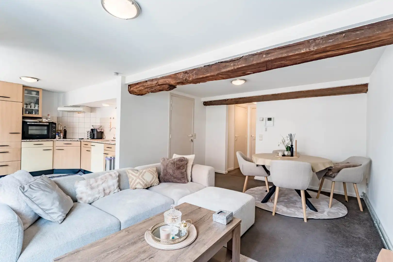 Comfortabel appartement op de 2de verdieping van een kleinschalige residentie op een steenworp van de historische markt!  foto 5