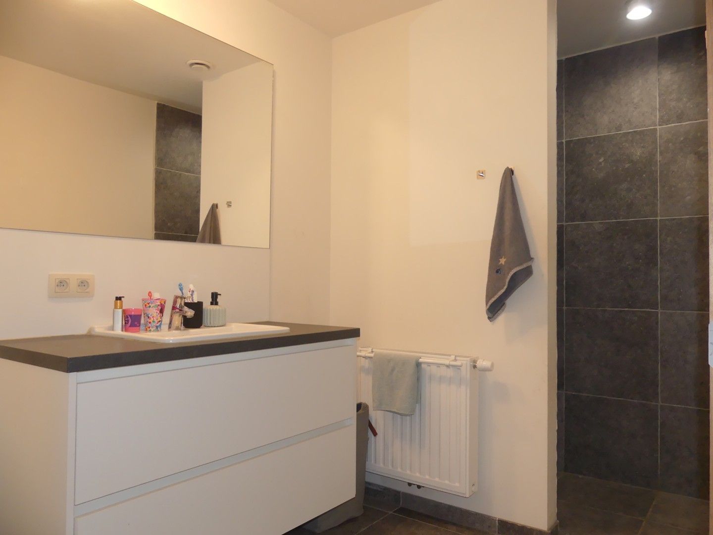 Recente nieuwbouw en lage energiewoning met tuin foto 7