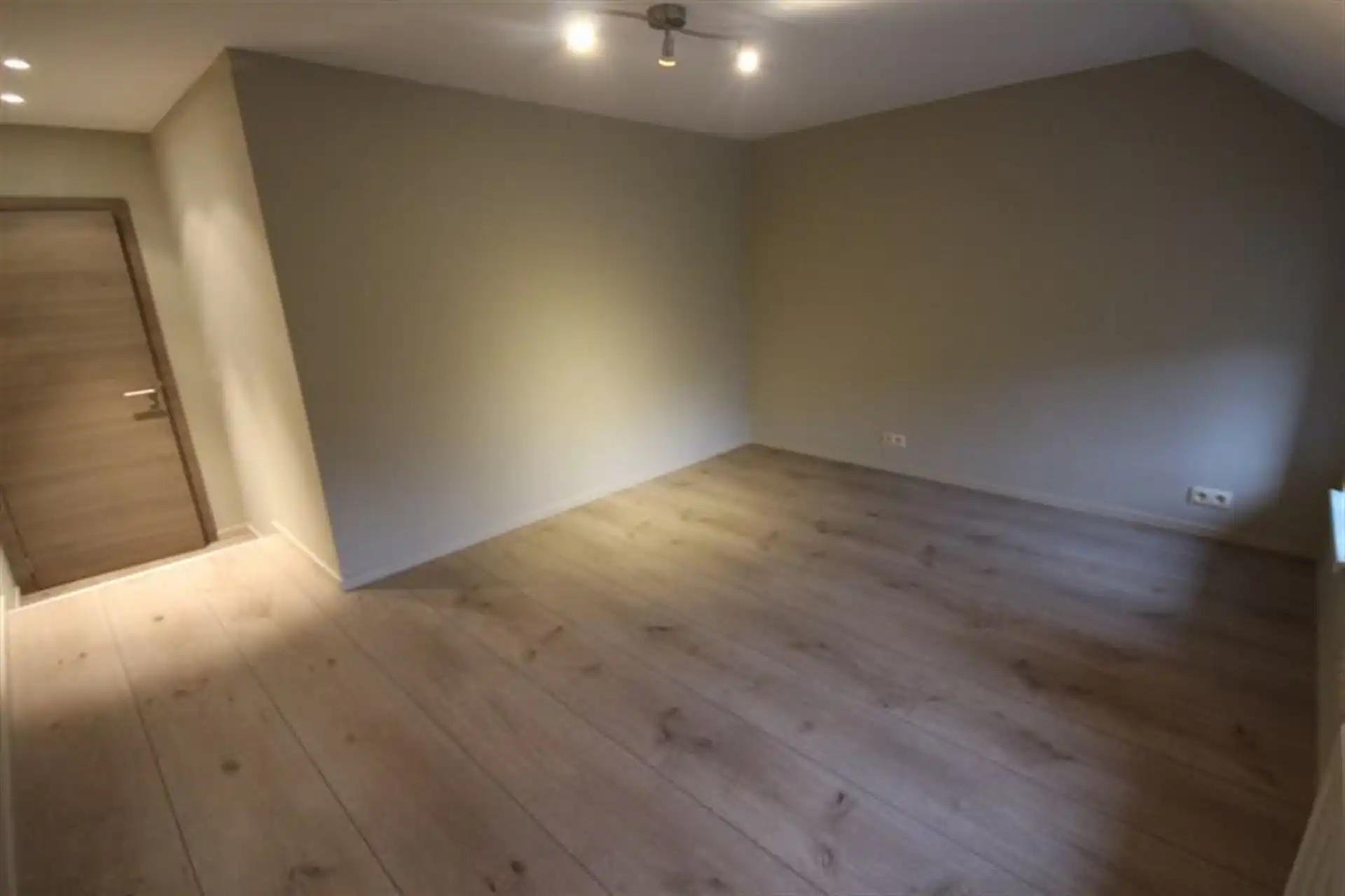 Fijn gelegen en recent gerenoveerde 4 slaapkamer woning foto 16