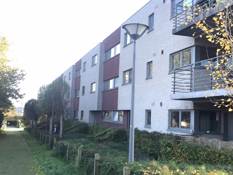 Rustig en zon georiënteerd, instapklaar 2 slk appartement met terras, private garage en dichtbij het Station van Denderleeuw en winkels foto 4