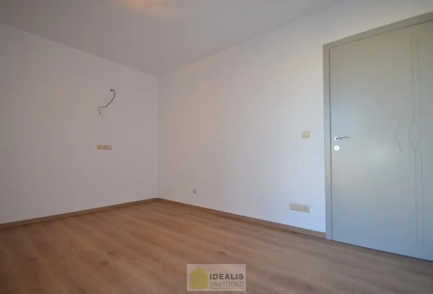 IDEALIS VASTGOED  - Ruim en aangenaam gerenoveerd appartement pal in het centrum van Berbroek (Herk-de-Stad)! Het appartement is gelegen middenin in het centrum, op wandelafstand van scholen, supermarkten, horeca en sportcentra. Het appartement biedt verder een fijne leefruimte met open keuken, 2 rustige slaapkamers, een prettige badkamer en een terras. Tevens kan men gemakkelijk parkeren in een afzonderlijke garagebox. foto 12