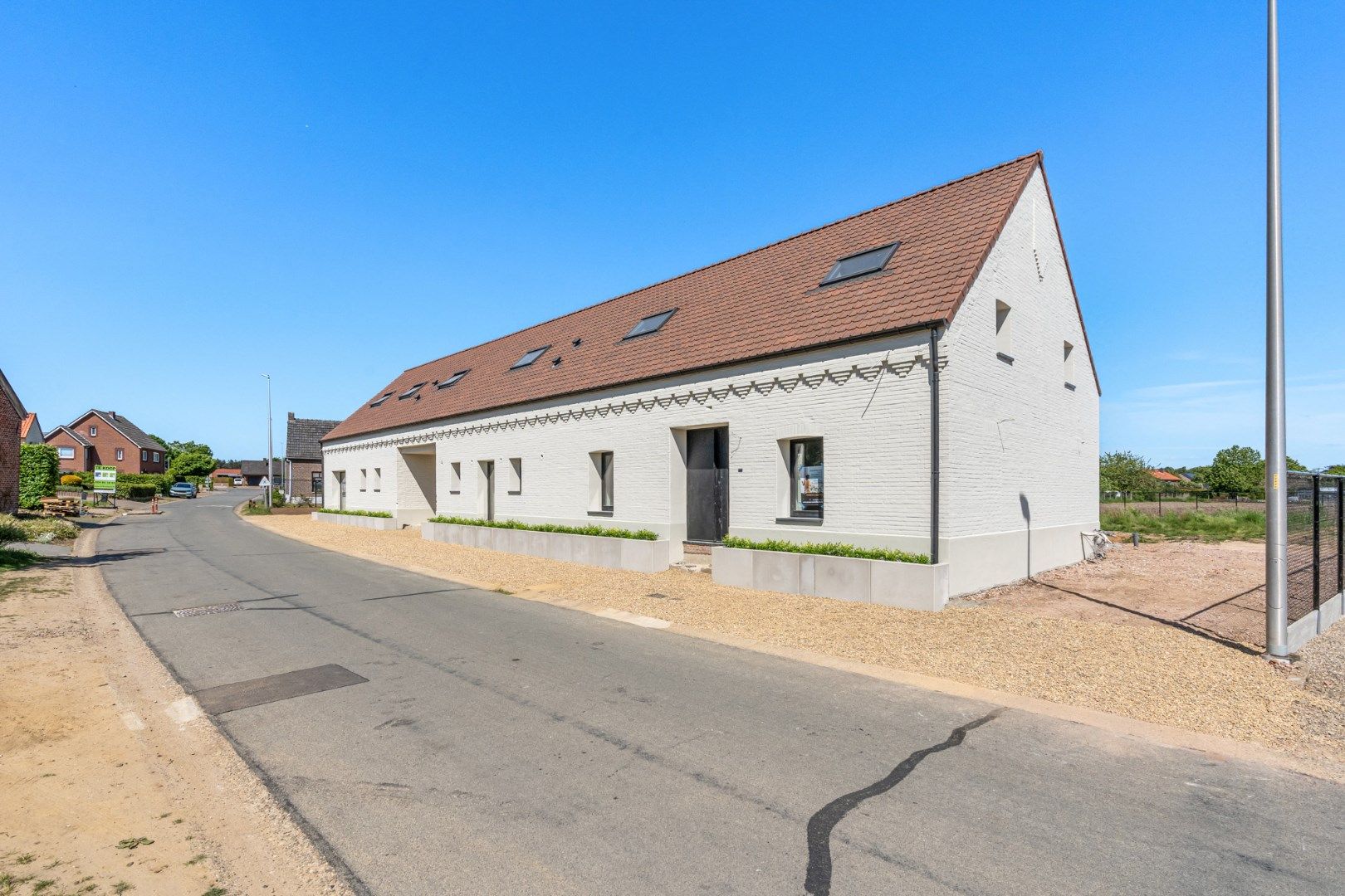 Authentieke hoeve, getransformeerd tot 2 exclusieve casco+ BEN woningen!  foto 2
