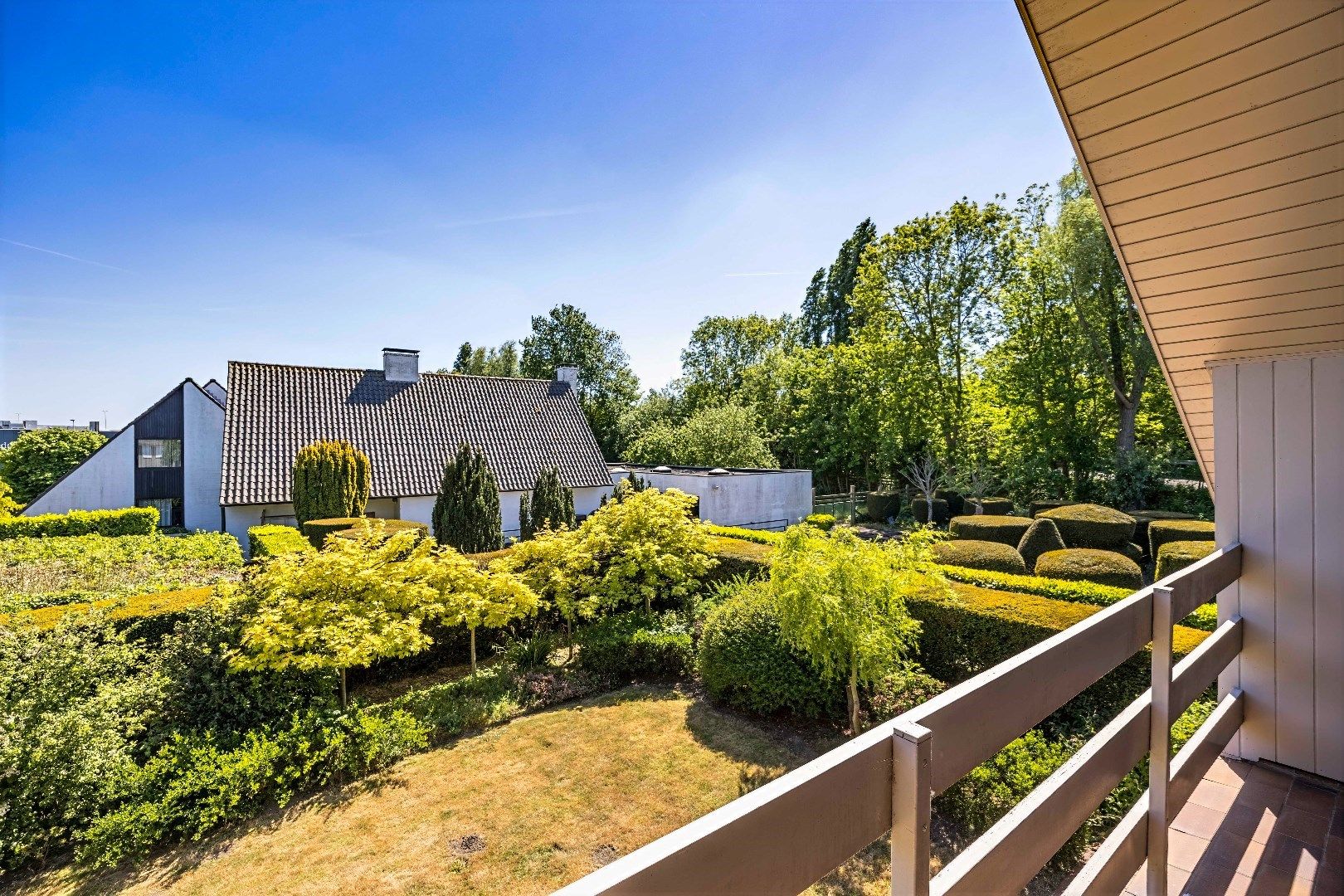 Ruime villa met 4 slaapkamers en grote tuin op gunstige locatie! foto 17