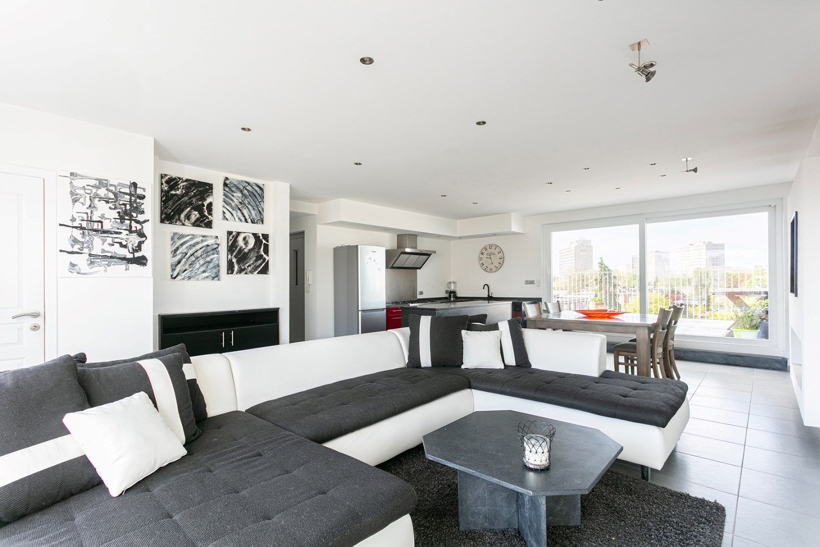 Riant dakappartement met 2 slpk, terras (50m²) & 2 autostnpl foto 2