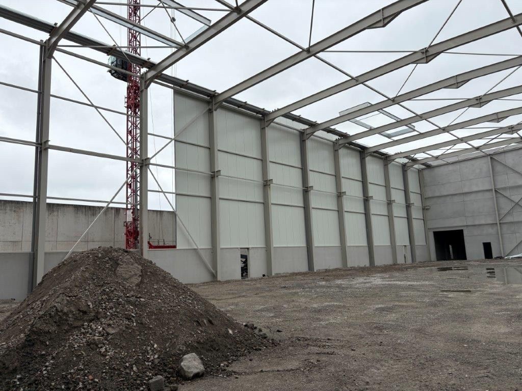 Logistieke bedrijfshal - 4069 m² - met mogelijkheid tot 1200 m² kantoren. Superligging! foto {{pictureIndex}}