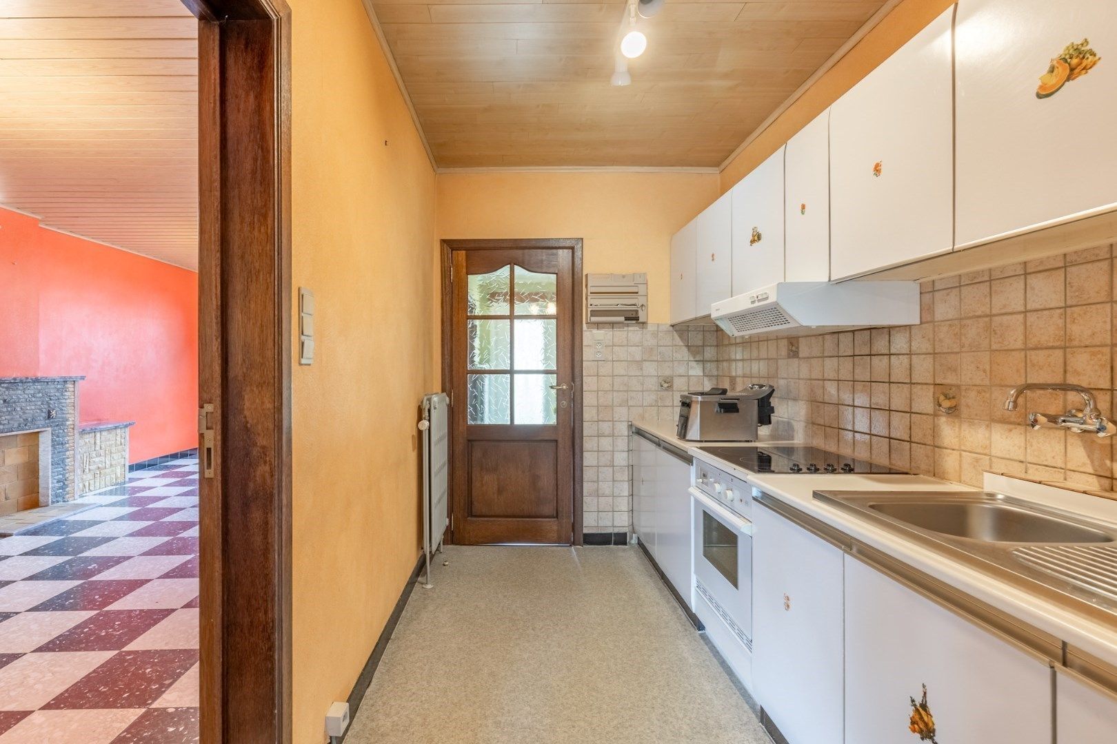 Ruime woning met 4 slaapkamers, garage en diepe tuin met inrit foto 7