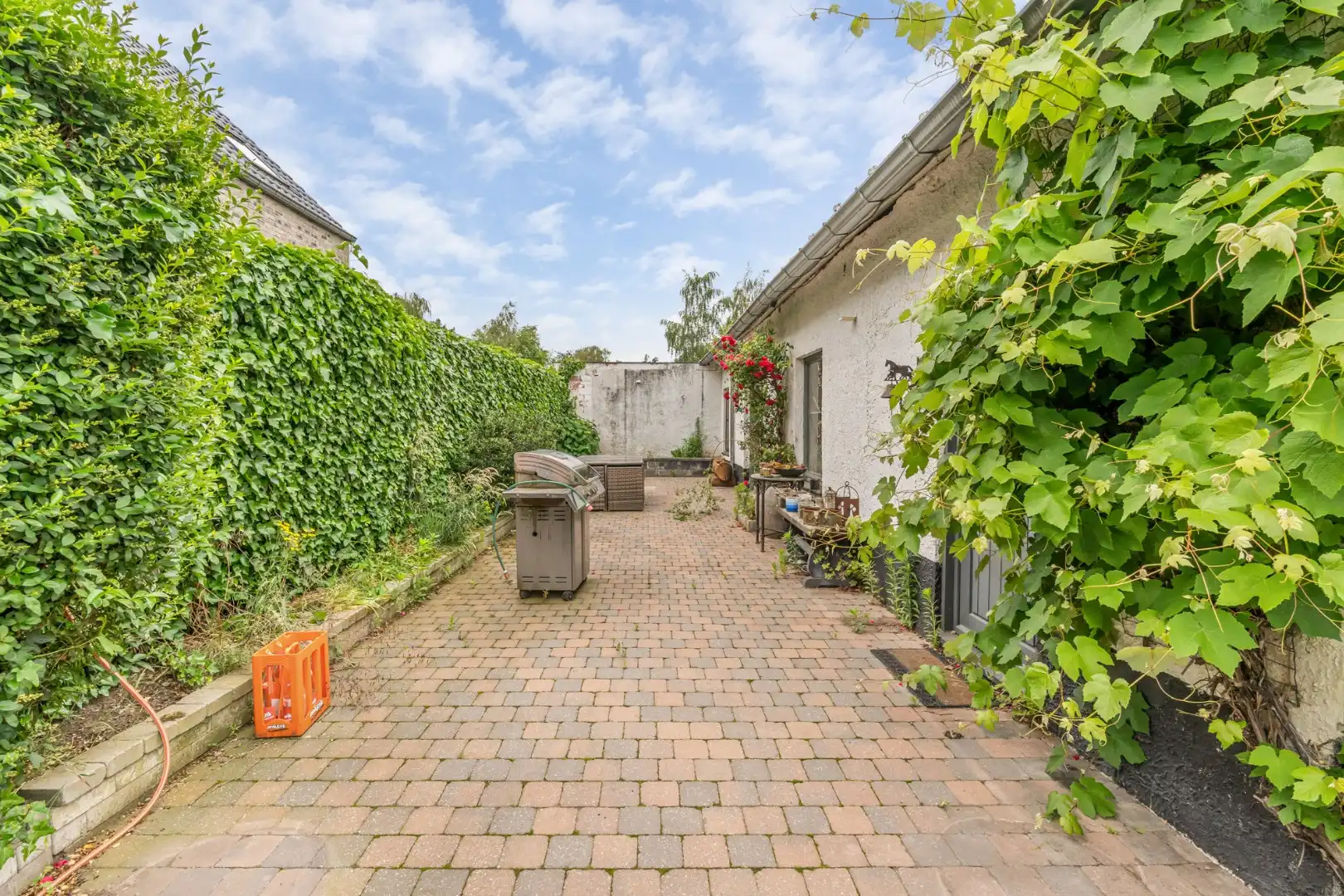 Uniek gelegen woning aan de bosrand op een perceel van 36a67ca waarvan 22a82ca geschikt is als paardenweide! foto 3