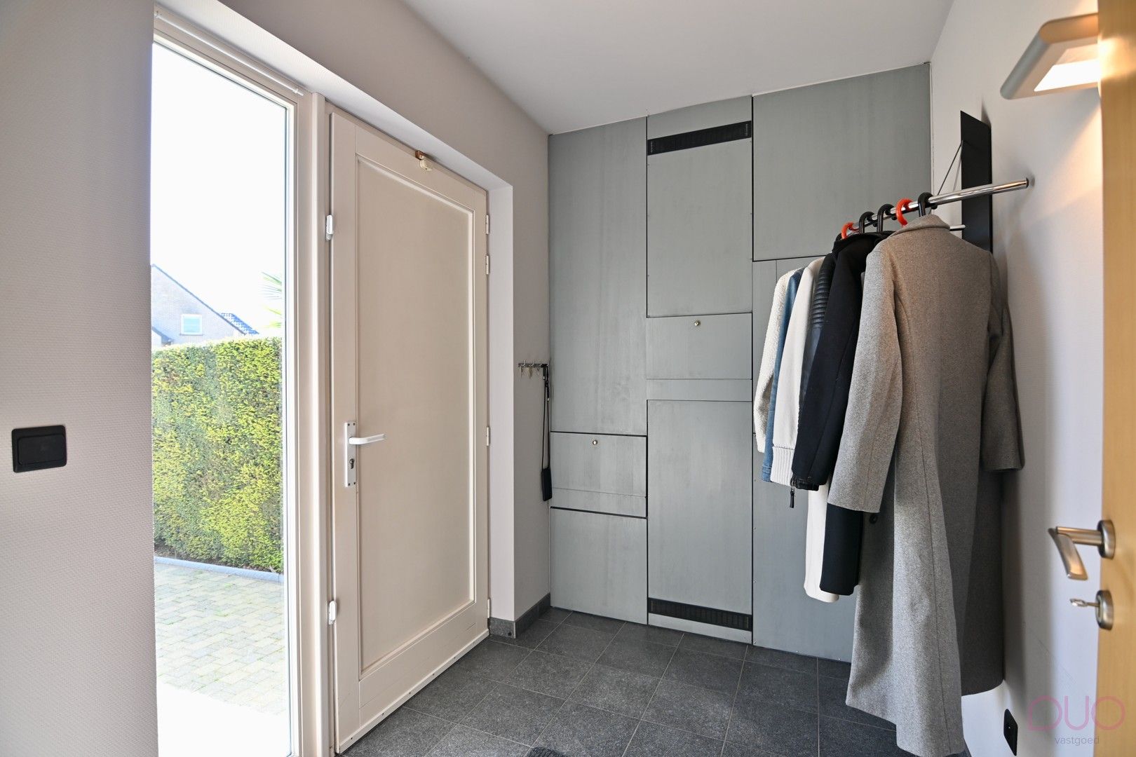 Rustig gelegen, instapklare halfopen bebouwing met 4 slaapkamers, vlakbij het centrum foto 8