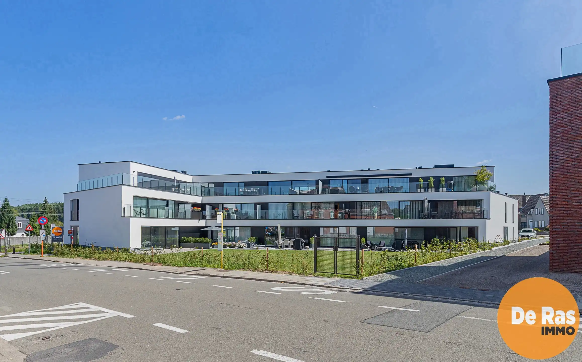 BURST - Gelijkvloers appartement met 3 slpks en mooi terras! foto {{pictureIndex}}