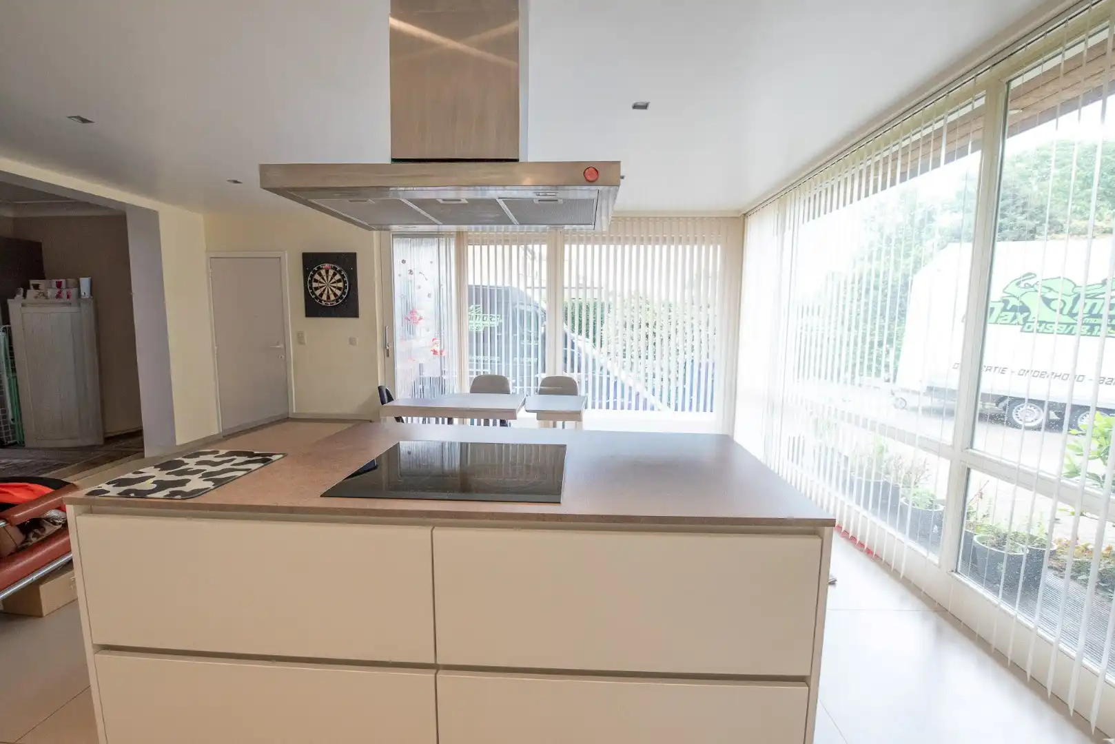 Charmante, halfopen bebouwing op 978 m² te koop in Zulte! foto 3