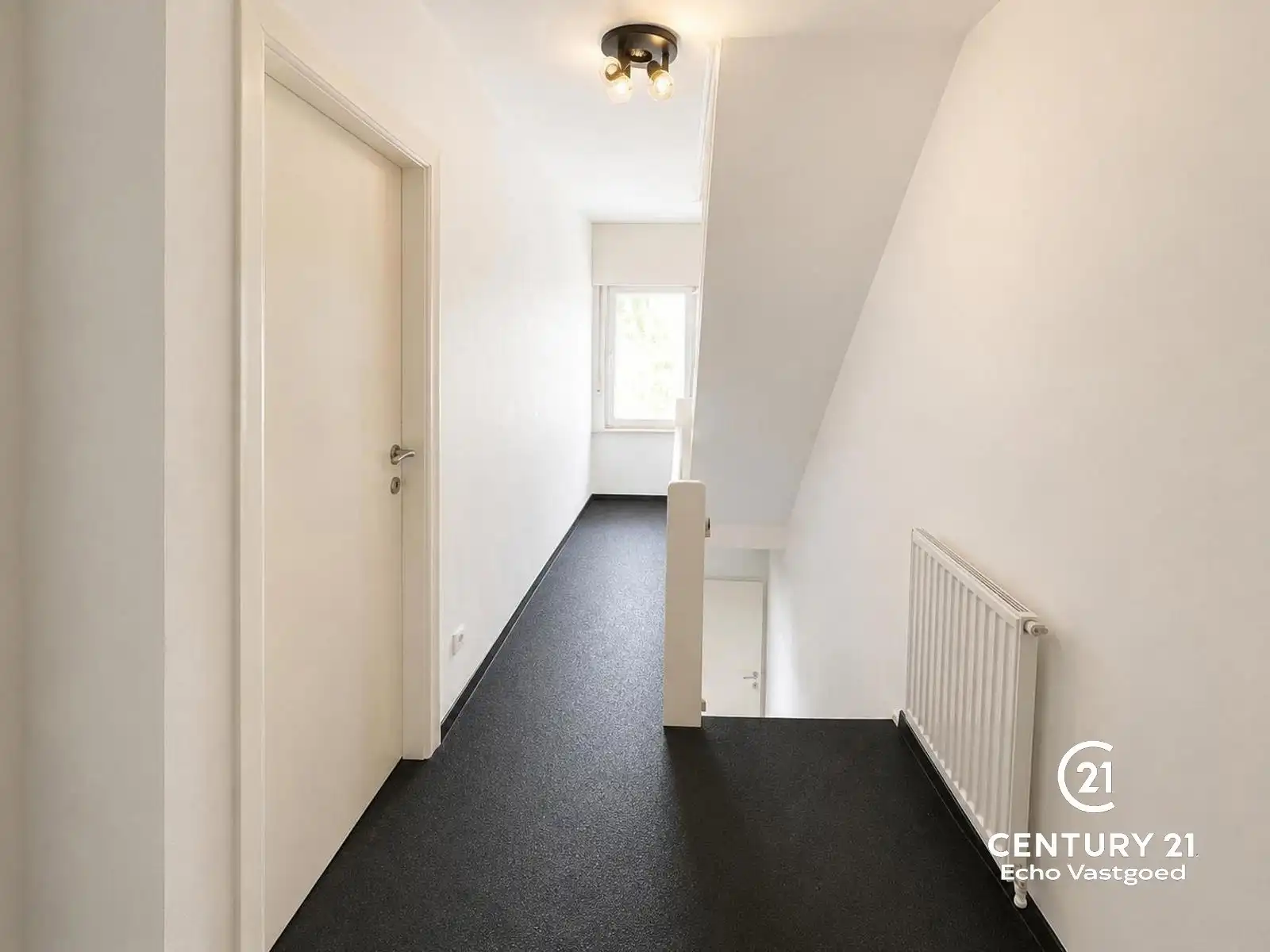 Centraal gelegen, gerenoveerde en instapklare woning foto 8