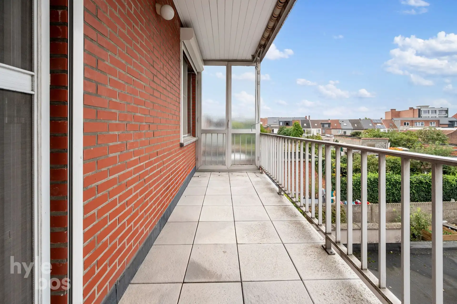 Centraal gelegen 2 slaapkamer appartement met garage foto 19