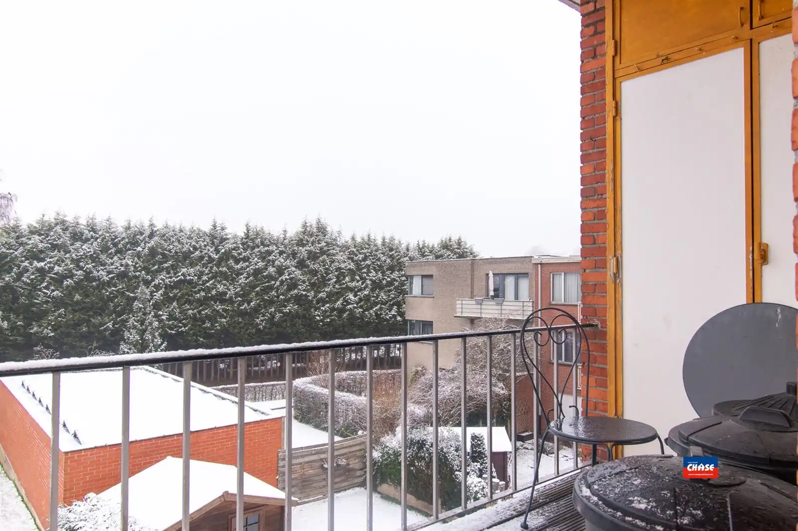 Instapklaar 2-slaapkamer appartement met terras foto 14