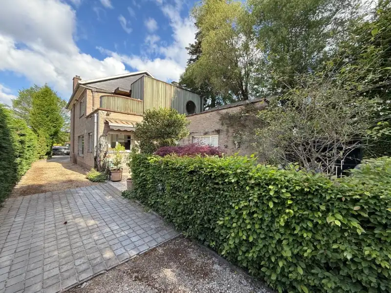 Ruime woning met kantoor en prachtige tuin op toplocatie foto 2