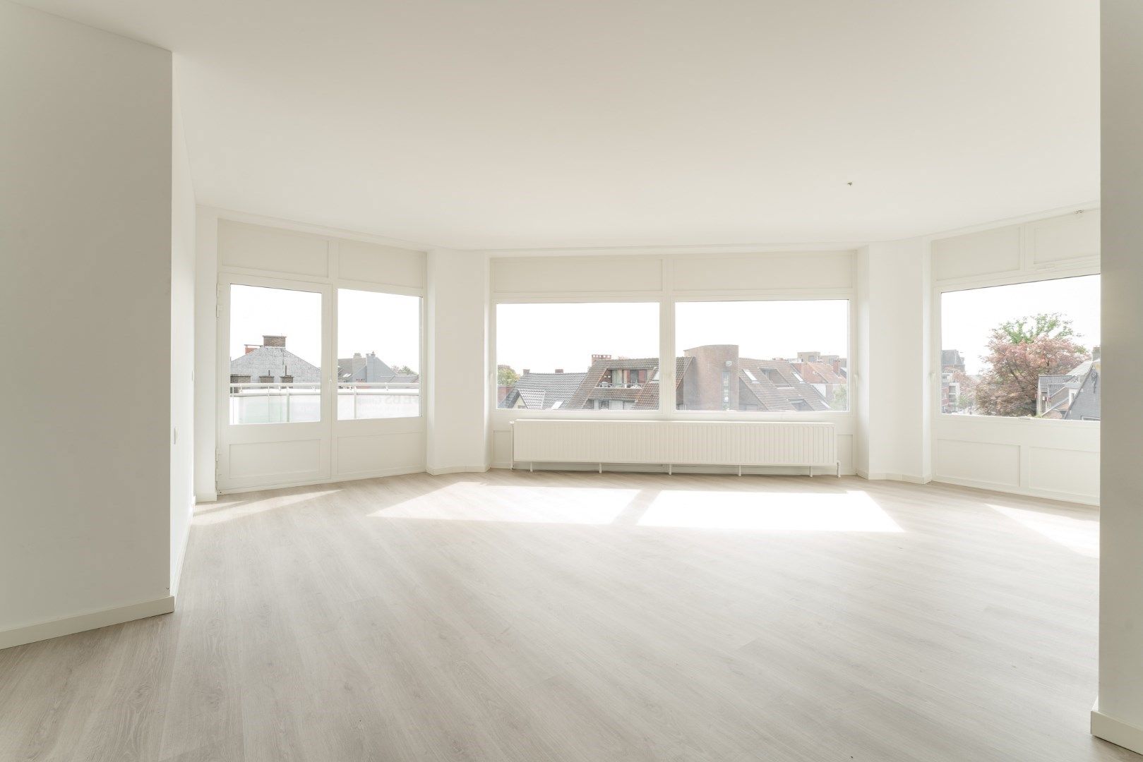 Volledig gerenoveerd 3 slaapkamer appartement in Neerpelt centrum. foto 5