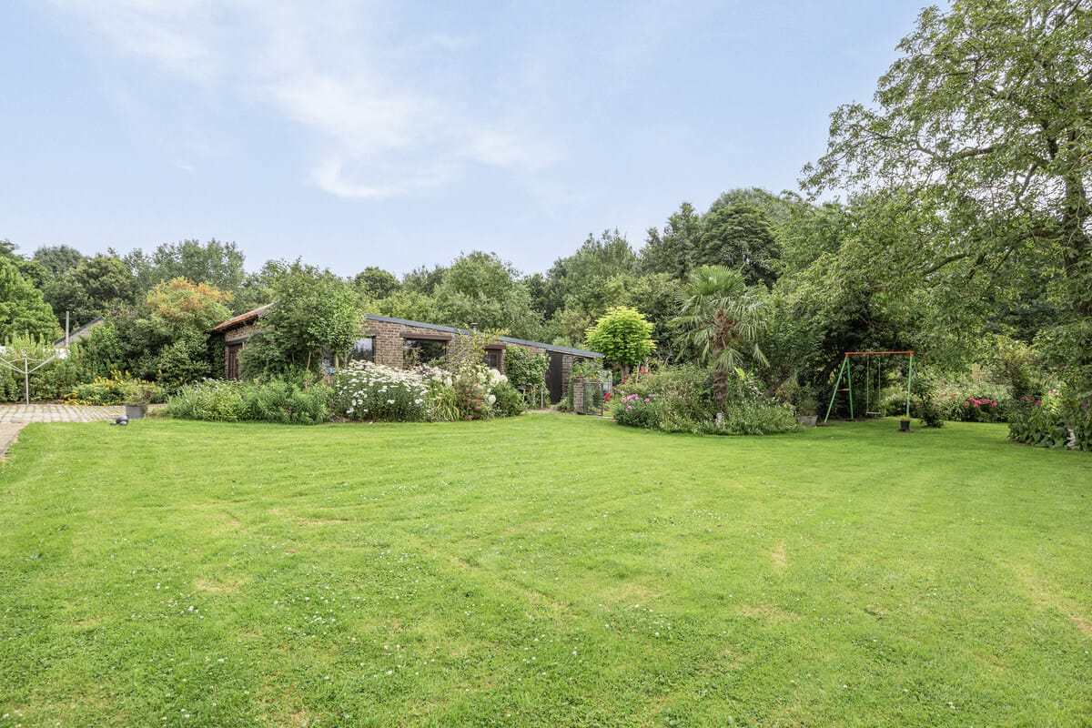 Charmante villa te koop met sprookjesachtige tuin foto 34