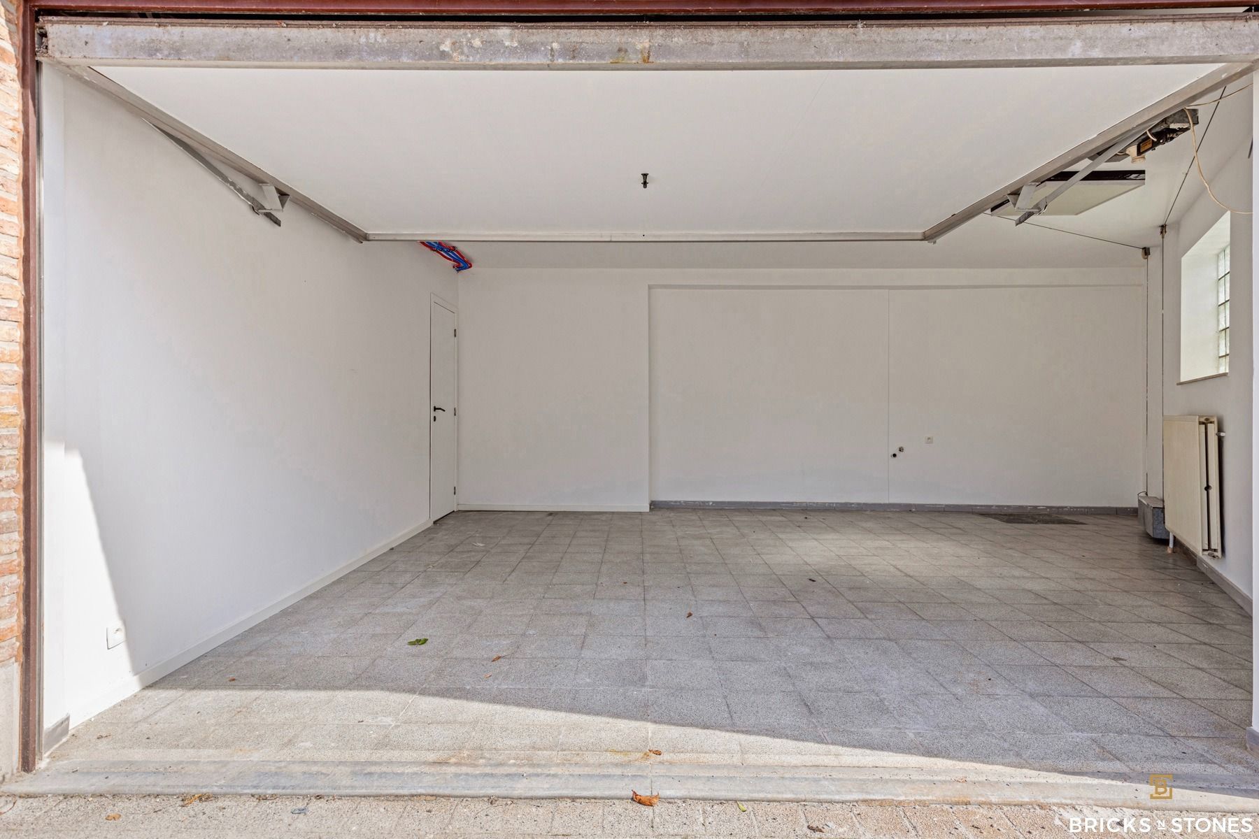 Zeer ruime halfopen bebouwing met praktrijkruimte en prachtige tuin foto 22