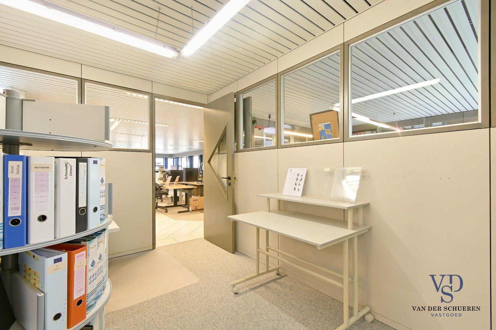 Ruim handelspand met penthouse in villastijl foto 9