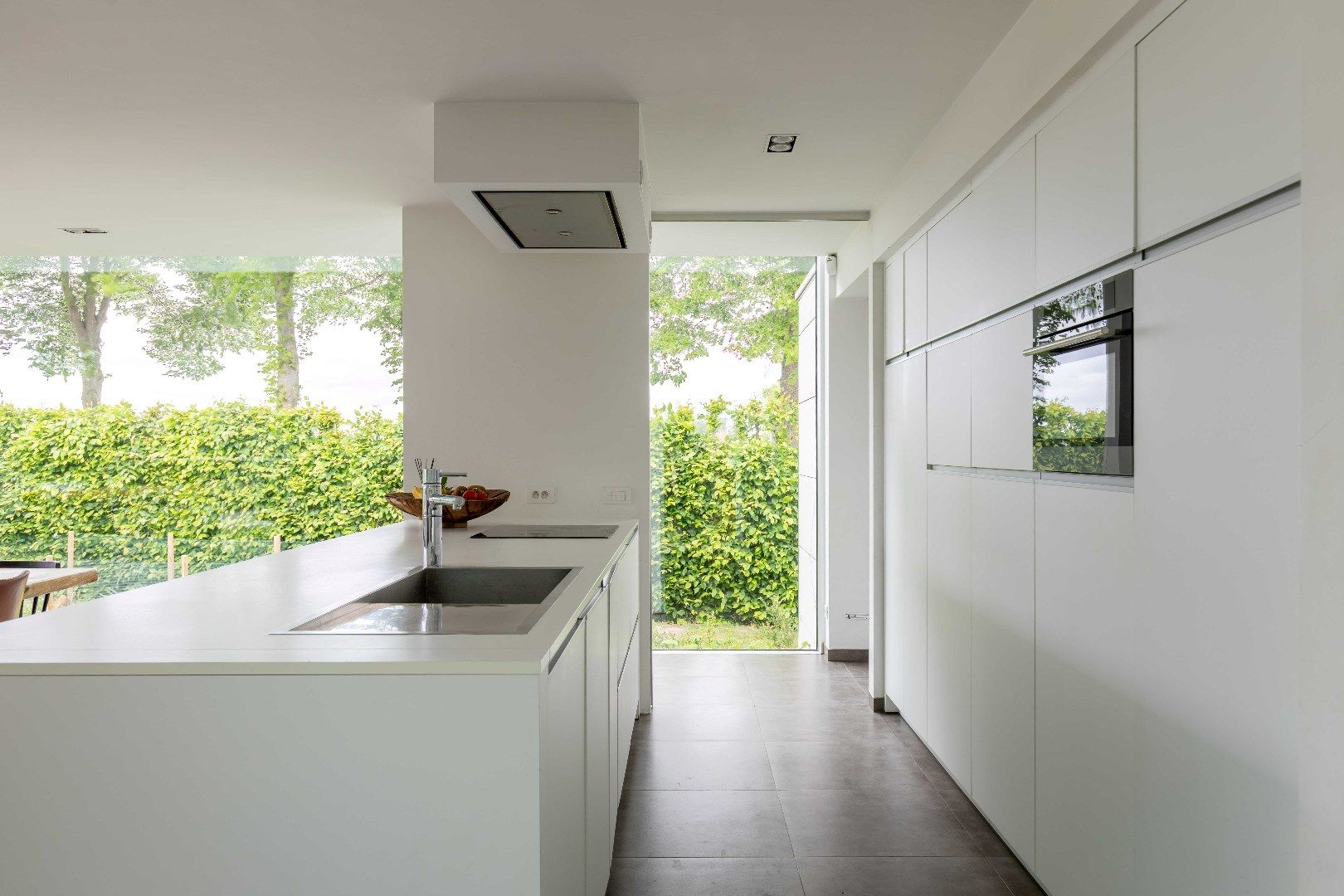 Recente en uitgebouwde villa met vijf kamers en/of praktijkruimte omgeven door het groen tussen Brugge en Oostkamp! foto 14