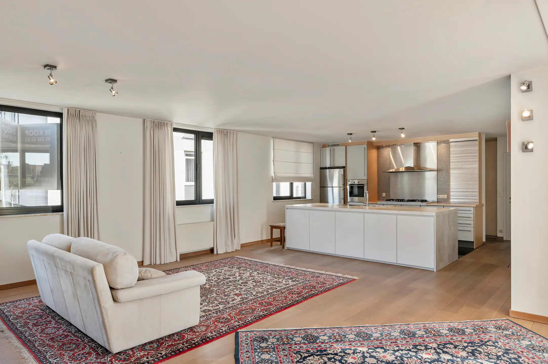Lichtrijk duplex appartement met uitzonderlijk brede gevel foto 3
