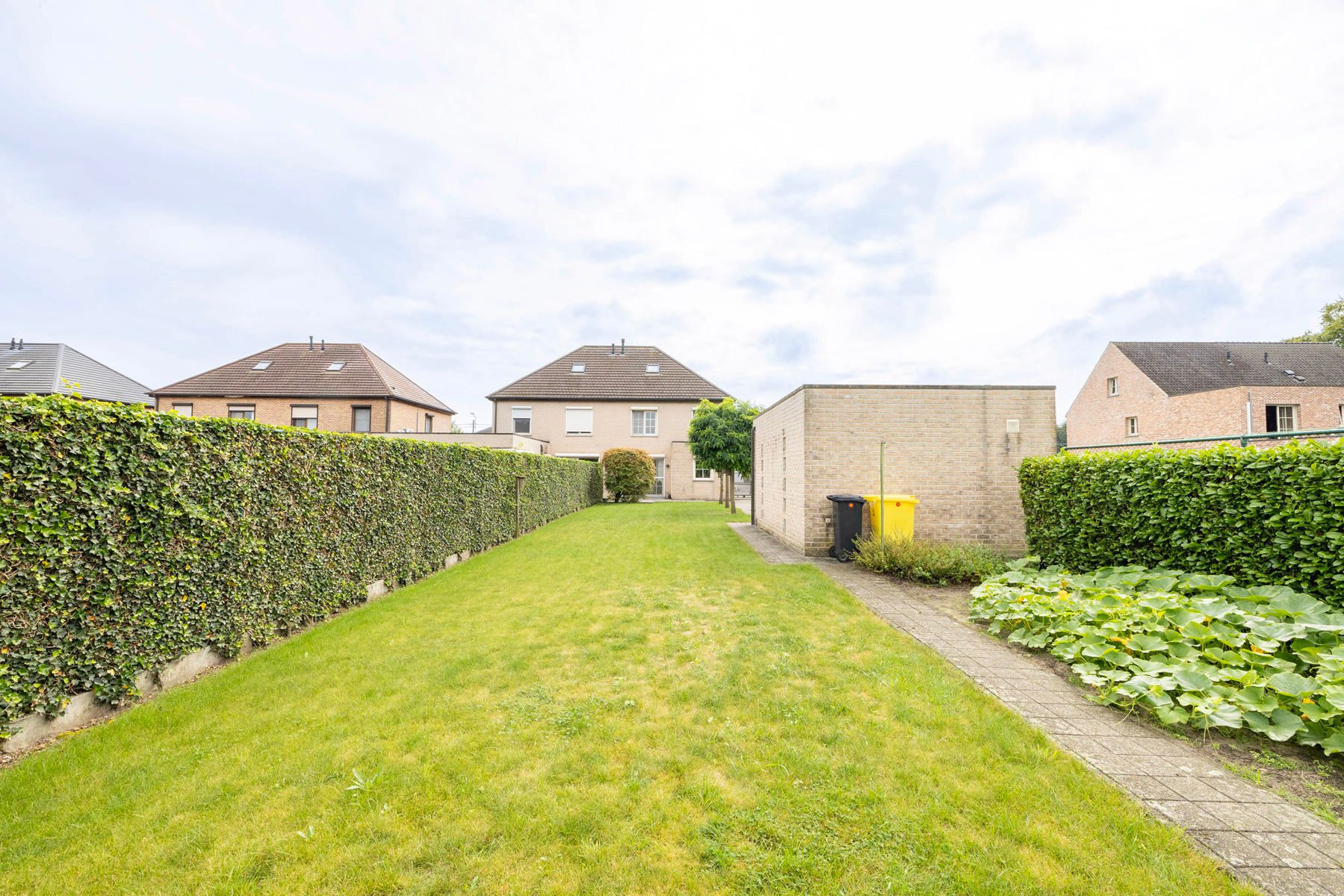 Halfopen woning met 3 slpk, tuin en garage foto 23