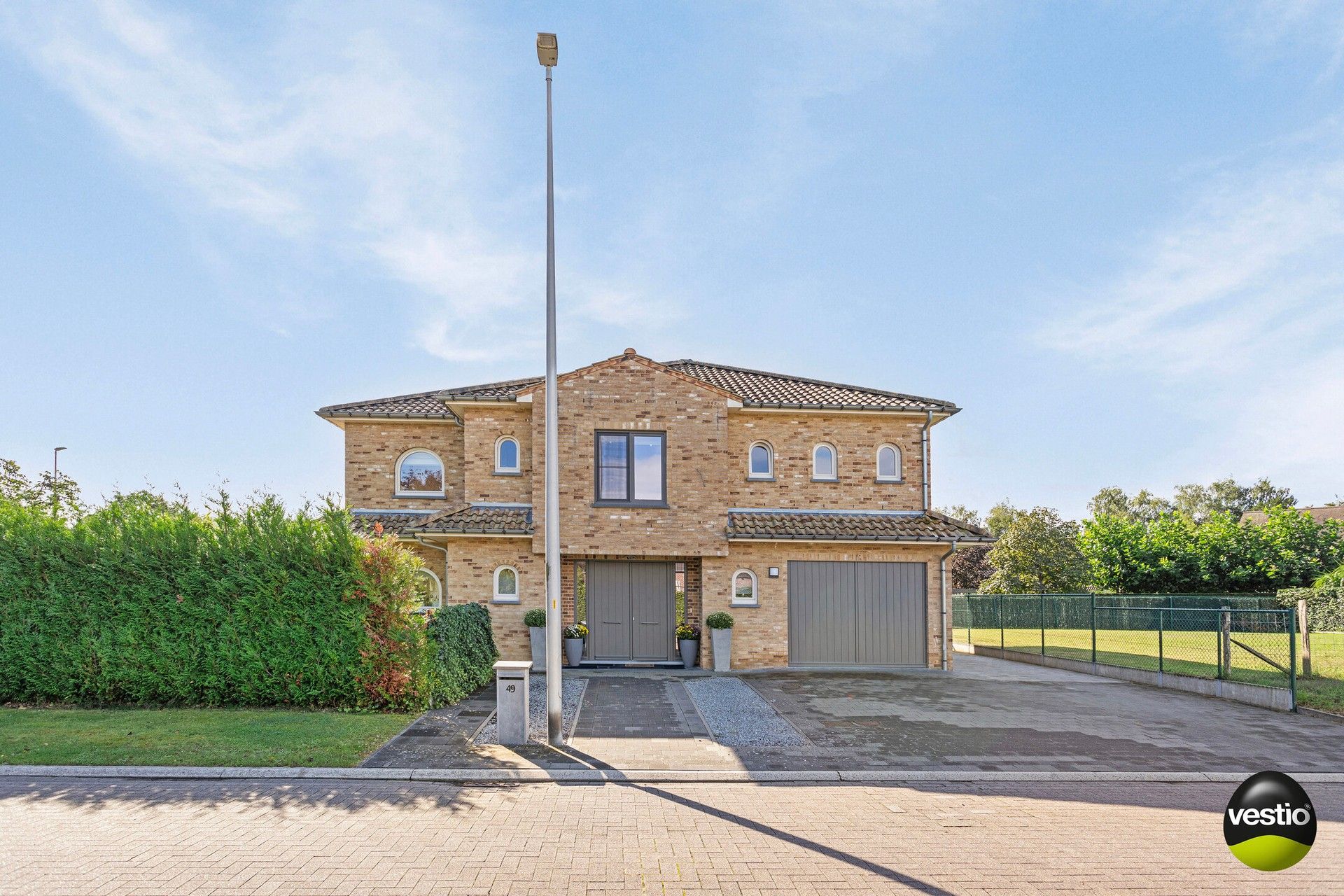 Residentieel gelegen, instapklare villa met 5 slaapkamers, bureau en 2 badkamers. foto 1