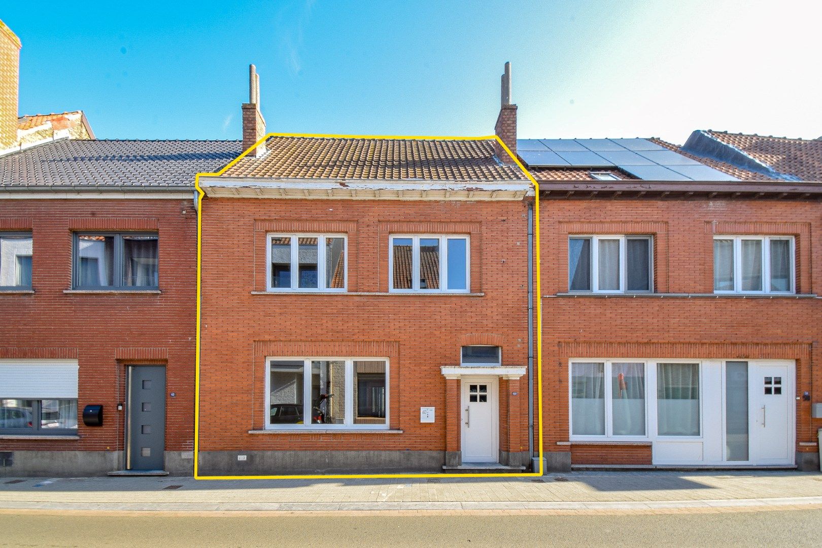 Hoofdfoto van de publicatie: Instapklare gerenoveerde rijwoning in het centrum van Gistel
