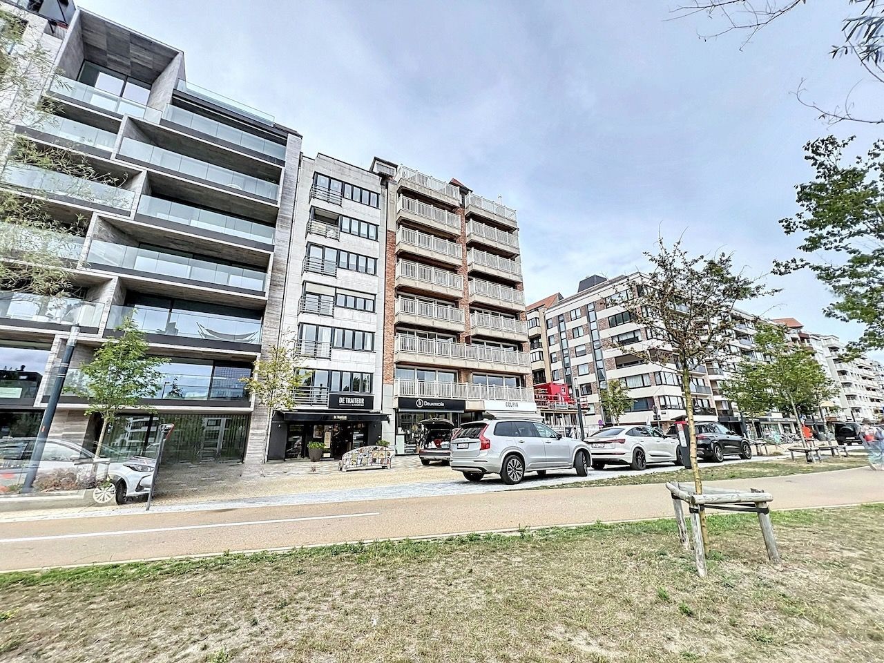 Zuidgericht duplex-dakappartement met veel ruimte op toplocatie in Heist foto {{pictureIndex}}