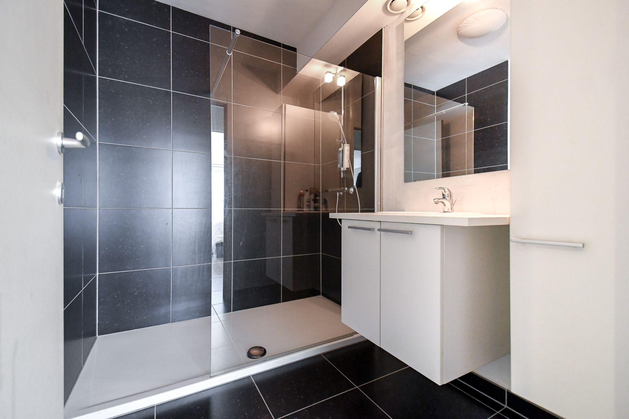 Instapklaar appartement met 2 SLPKS naast het station van Brugge foto 11