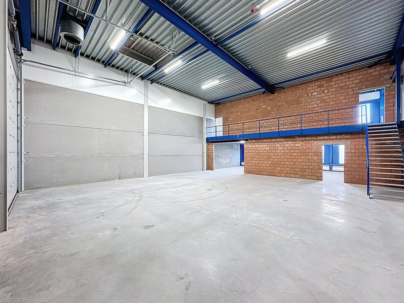 NB KMO-UNIT (231m²) met mezzanine (83,55m²) op verdieping, elektrische sectionaalpoort en sanitair blok te huur op industriezone "Herdersbrug" te 8000 Brugge foto 2