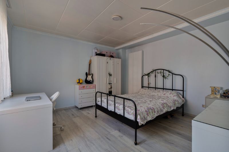 RUIME, LICHTRIJKE ALLEENSTAANDE WONING MET VEEL POTENTIEEL foto 18